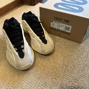 YEEZY ADIDAS BOOST 700 v3 AZAEL WITH ORIGINAL BOX M 7.5 WOMENS 9
